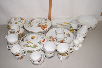 Lot 11 - Quantity of Royal Worcester Evesham table ware