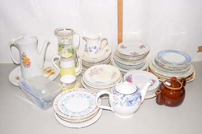 Lot 115 - Mixed Lot: Various tea wares to include cake...