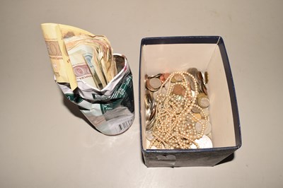 Lot 65 - A box of assorted circulated world coinage,...