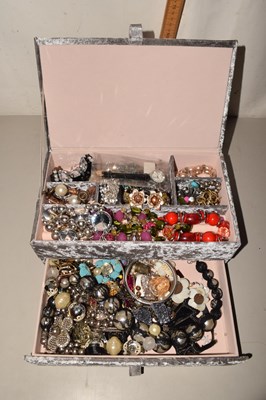 Lot 93 - A plush finish jewellery box containing a...