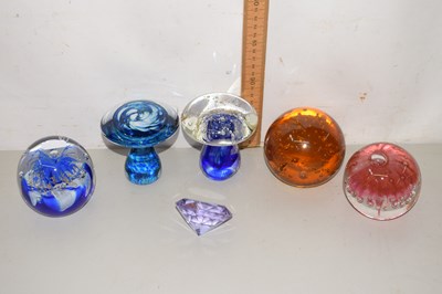 Lot 533 - Quantity of glass paperweights
