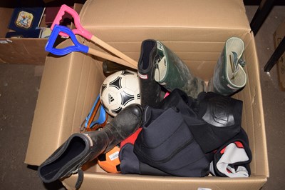 Lot 587 - Mixed lot of outdoor clothing including two...