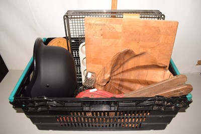 Lot 596 - Mixed Lot: Assorted kitchen ware and other items