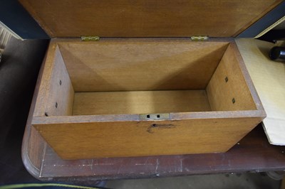 Lot 790 - SMALL OAK FLIP-TOP BOX