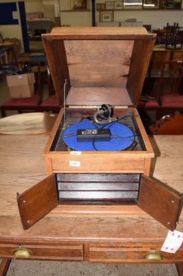 Lot 200 - An oak cased gramophone