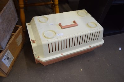 Lot 794 - PLASTIC PET CARRIER