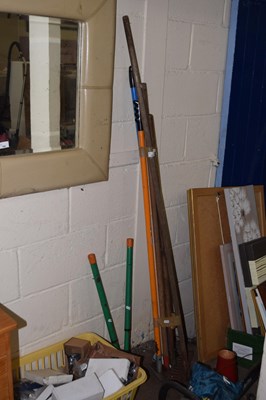 Lot 792 - Assorted garden tools