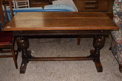 Lot 287 - An extending oak dining table