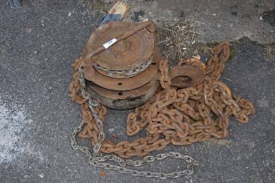 Lot 318 - A heavy duty block and tackle