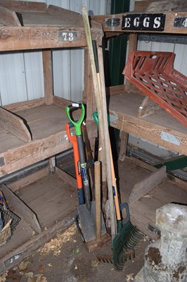 Lot 331 - Mixed lot of garden tools, sash clamp etc