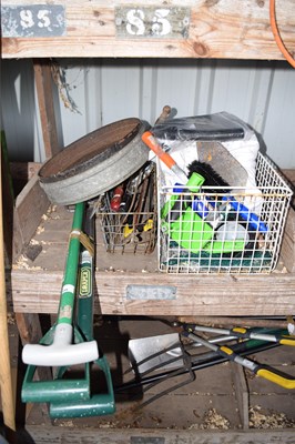 Lot 346 - Mixed lot of garden tools to include spades,...