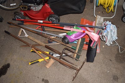 Lot 365 - Mixed lot of garden tools