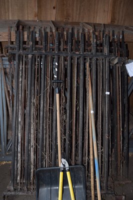 Lot 368 - Mixed quantity of heavy duty cast iron fencing,...