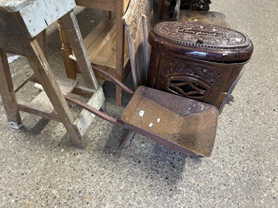 Lot 259 - wheelbarrow