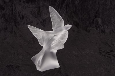 Lot 9 - A Lalique model of two swallows in flight