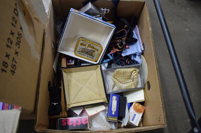 Lot 855 - BOX CONTAINING VARIOUS HOUSEHOLD SUNDRIES