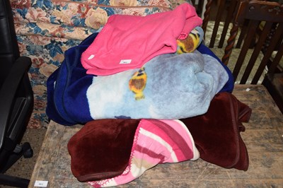 Lot 301 - Selection of assorted blankets and throws