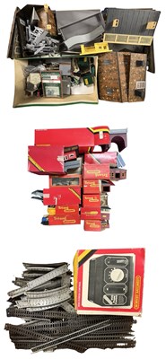 Lot 101 - TWO BOXES: Mixed railway track, buildings,...