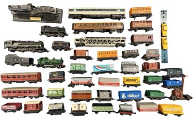 Lot 85 - A mixed lot of various 00 gauge rolling stock...