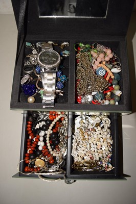Lot 93 - Jewellery box and contents