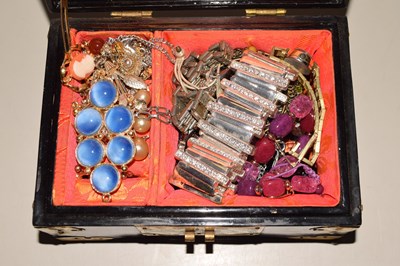 Lot 96 - A lacquered jewellery box and contents