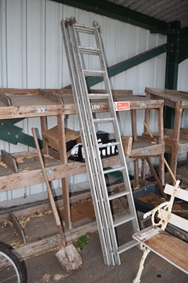 Lot 419 - A three section aluminium ladder