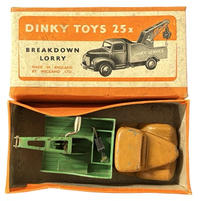 Lot 124 - A boxed Dinky Toy 25X Breakdown Lorry