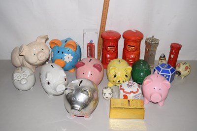 Lot 124 - Mixed Lot: Assorted piggy banks and other...