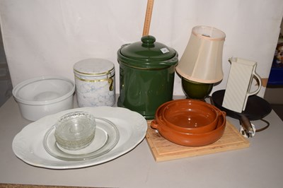 Lot 127 - Mixed Lot: Various kitchen serving dishes,...