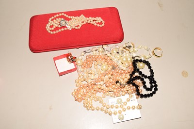 Lot 87 - Mixed Lot: Various costume jewellery to...