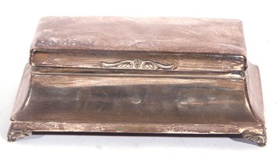 Lot 91 - George V silver table cigarette casket of...