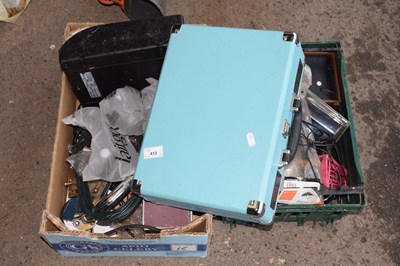 Lot 413 - Mixed lot to include bench vice and various...