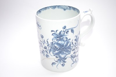Lot 256 - A Lowestoft porcelain tankard with blue floral...