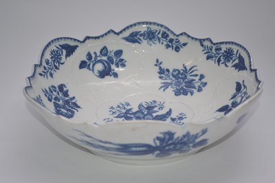 Lot 269 - A large Worcester or Caughley salad bowl with...
