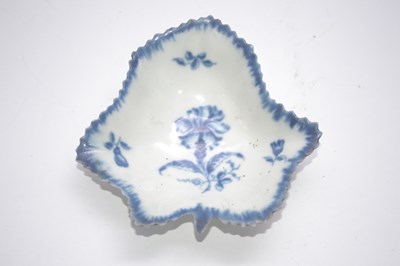 Lot 287 - A Worcester porcelain pickle dish with blue...