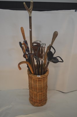 Lot 368 - A stick stand containing assorted shooting...