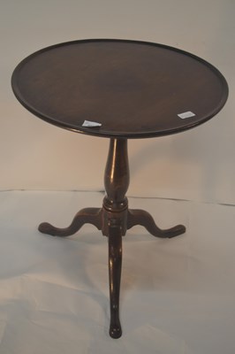 Lot 421 - A Georgian mahogany wine table with circular...