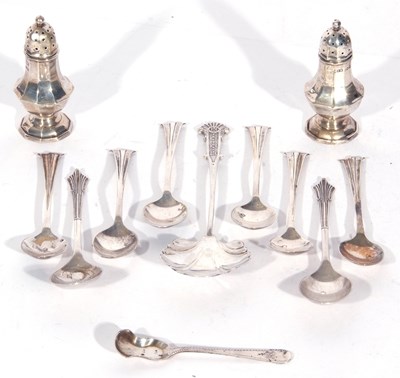 Lot 162 - Set of six silver Onslow pattern tea spoons,...