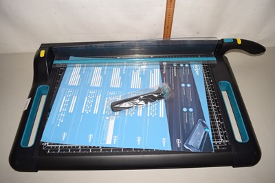 Lot 204 - An Avery guillotine