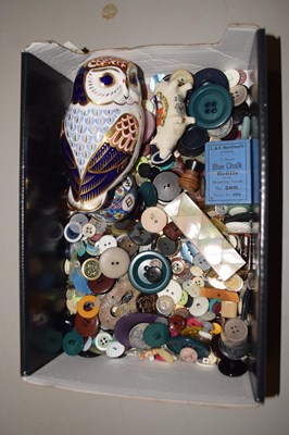 Lot 59 - Box of mixed items to include a Crown Derby...