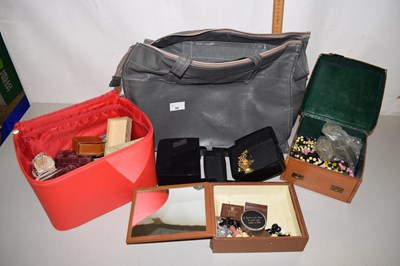 Lot 86 - A bag containing various cases of assorted...