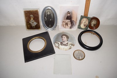 Lot 92 - A box of various portrait photographs