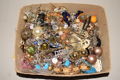 Lot 102 - Box of assorted costume jewellery