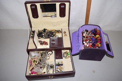 Lot 116 - Two cases of assorted costume jewellery