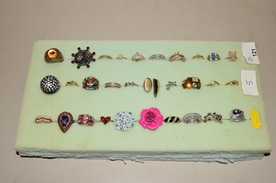 Lot 121 - Quantity of various costume jewellery rings