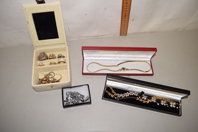 Lot 124 - Mixed Lot: Various assorted costume jewellery