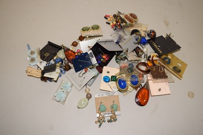 Lot 125 - A bag of mixed costume jewellery