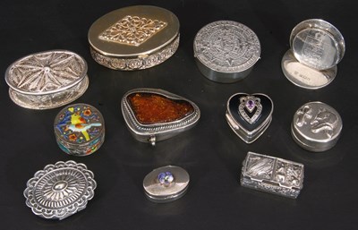 Lot 185 - Collection of nine mainly silver/white metal...