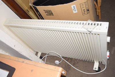 Lot 756 - An electric radiator
