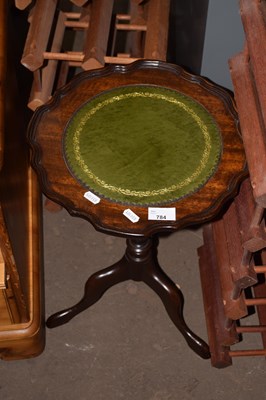 Lot 784 - Reproduction wine table